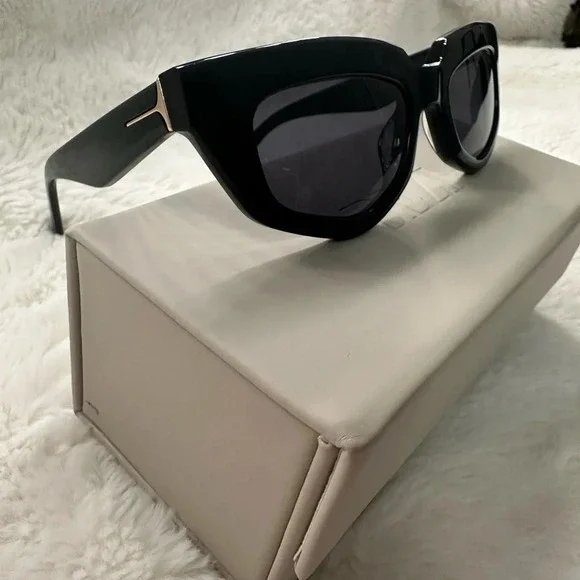 DEZI BLACK ‘ON READ’ SUNGLASSES - Picture 5 of 11